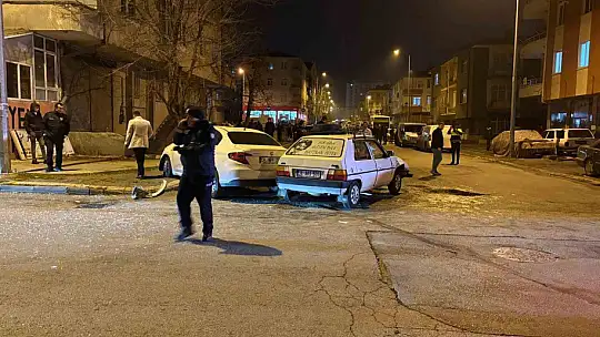 Kazada savrulan otomobil kaldırımdaki yayalara çarptı: 4 yaralı