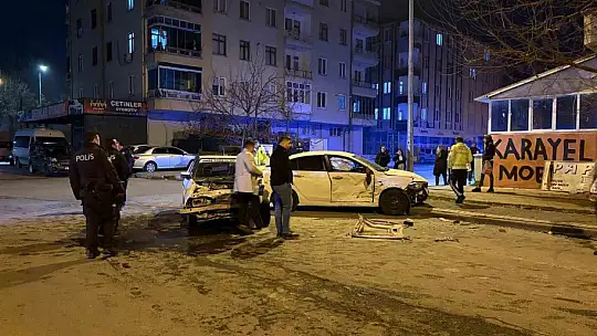 Kazada savrulan otomobil kaldırımdaki yayalara çarptı: 4 yaralı