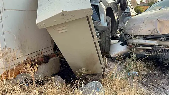 Kazada savrulan otomobil trafoya çarptı, yangın çıktı