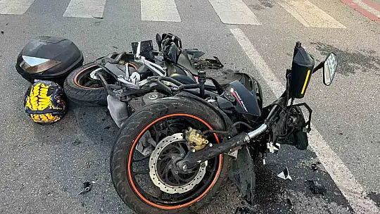 Kazada yaralanan motosiklet sürücüsüne ilk müdahale Çevik Kuvvet Şube Müdürü'nden
