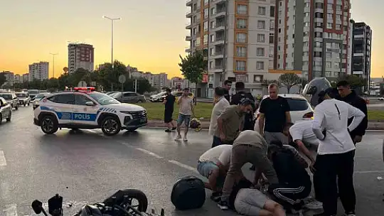 Kazada yaralanan motosiklet sürücüsüne ilk müdahale Çevik Kuvvet Şube Müdürü'nden