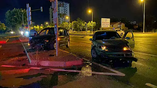 Kazaya sebebiyet verdi, kazazedelere 'Nasılsınız?' dedikten sonra kaçtı: 3 yaralı