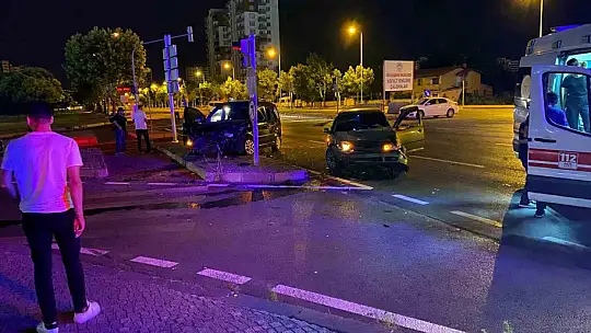 Kazaya sebebiyet verdi, kazazedelere 'Nasılsınız?' dedikten sonra kaçtı: 3 yaralı