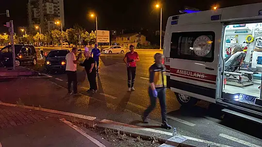 Kazaya sebebiyet verdi, kazazedelere 'Nasılsınız?' dedikten sonra kaçtı: 3 yaralı