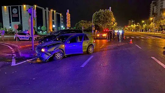 Kazaya sebebiyet verdi, kazazedelere 'Nasılsınız?' dedikten sonra kaçtı: 3 yaralı
