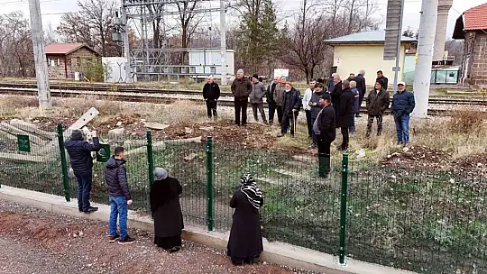 Kemal Sunal'ın propaganda filmi gerçek oldu: Tel örgüyle ikiye bölünen mahallede vatandaşlar ihtiyaçlarını gidermek için 5 kilometre yürüyor