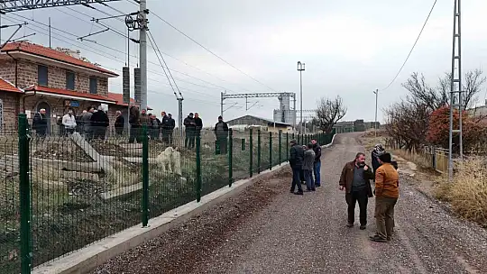 Kemal Sunal'ın propaganda filmi gerçek oldu: Tel örgüyle ikiye bölünen mahallede vatandaşlar ihtiyaçlarını gidermek için 5 kilometre yürüyor