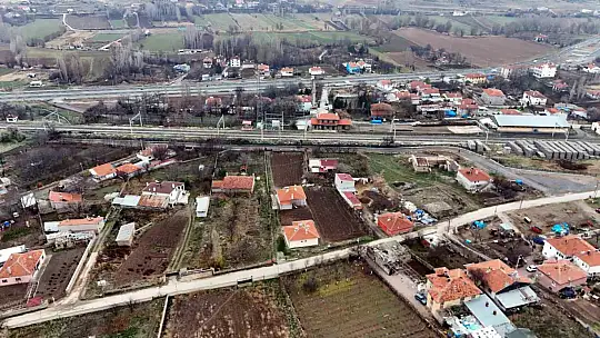 Kemal Sunal'ın propaganda filmi gerçek oldu: Tel örgüyle ikiye bölünen mahallede vatandaşlar ihtiyaçlarını gidermek için 5 kilometre yürüyor