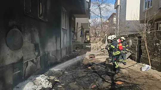 Kendini tehlikeye atan polis yangının büyümesini önledi