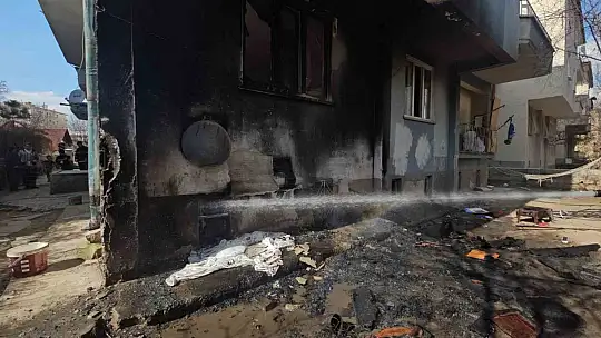 Kendini tehlikeye atan polis yangının büyümesini önledi