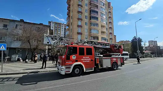 Kendini tehlikeye atan polis yangının büyümesini önledi