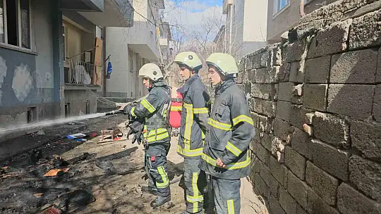 Kendini tehlikeye atan polis yangının büyümesini önledi