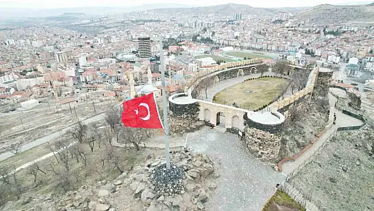 Kentlerde bayraklar yarıya indirildi