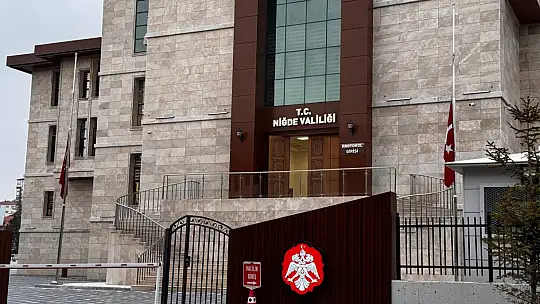 Kentlerde bayraklar yarıya indirildi