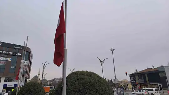 Kentlerde bayraklar yarıya indirildi