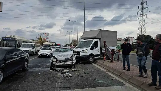 Kırmızı ışıkta duramayan kamyonet ortalığı savaş alanına çevirdi: 1'i ağır 3 yaralı