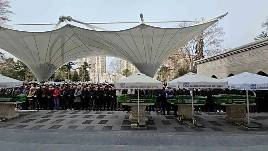 Kızı tarafından defalarca bıçaklanarak öldürülen anne son yolculuğuna uğurlandı