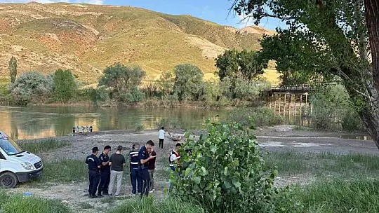 Kızılırmak Nehri'nde çırpınan çocuğunu kurtarmak için suya giren baba kayboldu