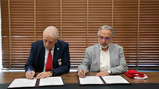 KKTC Aksakalı Öksüzoğlu'ndan Talas Belediyesine anlamlı emanet
