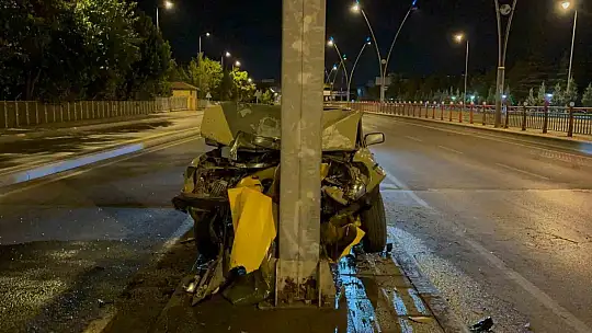 Klasik otomobil direğe ok gibi saplandı: 1 ağır yaralı