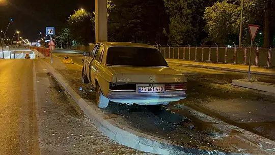 Klasik otomobil direğe ok gibi saplandı: 1 ağır yaralı