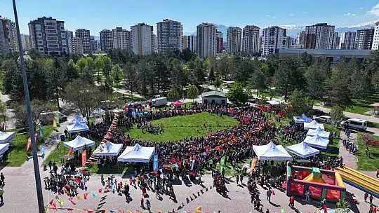 Kocasinan'da bayram havasında geleneksel değerlerle renklenen çocuk şenliği