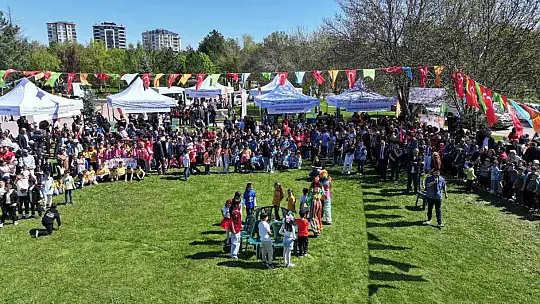 Kocasinan'da bayram havasında geleneksel değerlerle renklenen çocuk şenliği