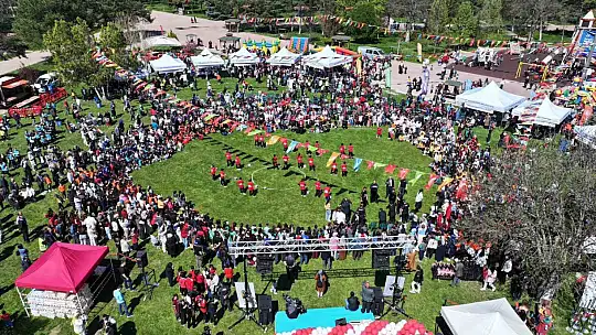 Kocasinan'da bayram havasında geleneksel değerlerle renklenen çocuk şenliği