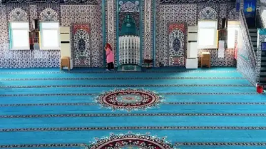 Kocasinan'da camiler Ramazan'da da gül kokuyor