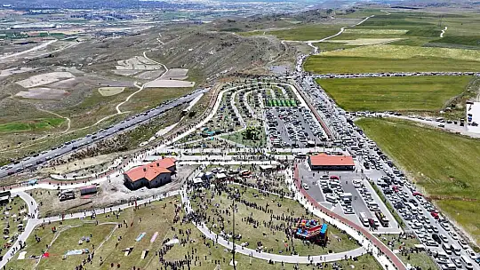 Kocasinan'da uçurtmalar gökyüzünü renklendirdi