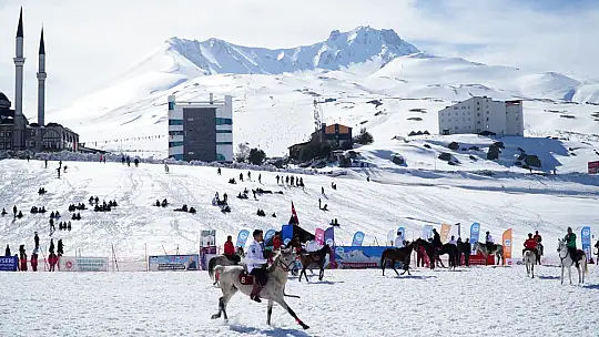 Kökbörü ve Kızak Şampiyonası 5 bin kişiyi Erciyes'te buluşturdu