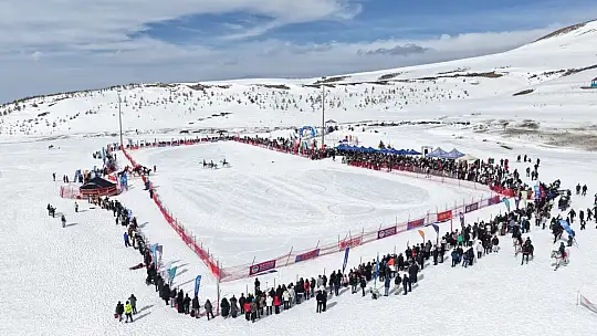 Kökbörü ve Kızak Şampiyonası 5 bin kişiyi Erciyes'te buluşturdu