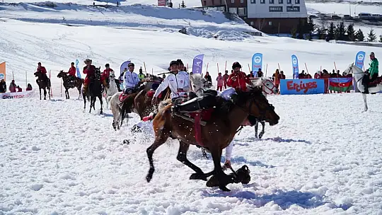 Kökbörü ve Kızak Şampiyonası 5 bin kişiyi Erciyes'te buluşturdu