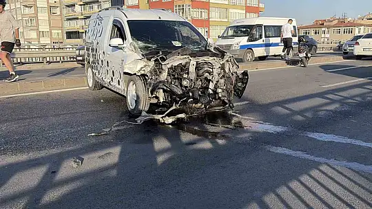 Kontrolden çıkan araç bariyerlere çarptı: Kaza anı kamerada