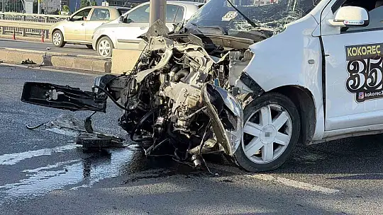 Kontrolden çıkan araç bariyerlere çarptı: Kaza anı kamerada
