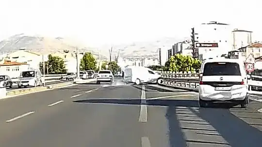 Kontrolden çıkan araç bariyerlere çarptı: Kaza anı kamerada