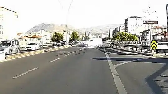 Kontrolden çıkan araç bariyerlere çarptı: Kaza anı kamerada