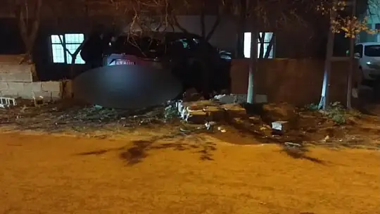Kontrolden çıkan otomobil bahçe duvarını yıkarak eve çarptı: 1 yaralı