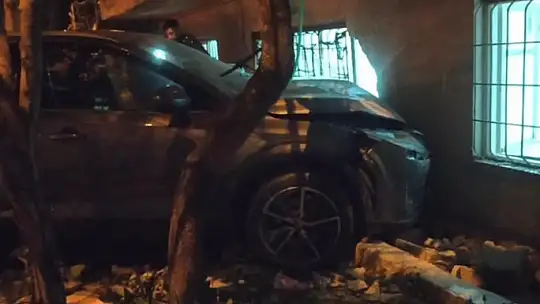 Kontrolden çıkan otomobil bahçe duvarını yıkarak eve çarptı: 1 yaralı