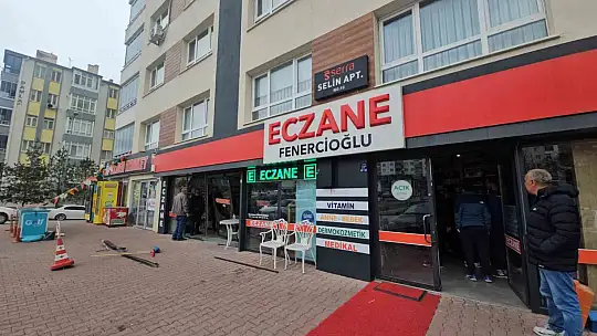 Kontrolden çıkan otomobil eczaneye daldı: 1 yaralı