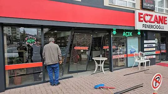 Kontrolden çıkan otomobil eczaneye daldı: 1 yaralı