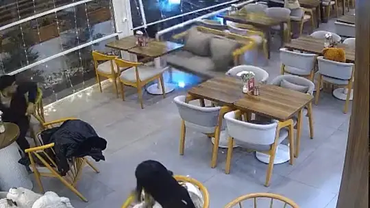 Kontrolden çıkan otomobil kafeteryaya girdi: Saniyelerle kurtuldular