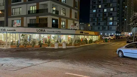 Kontrolden çıkan otomobil kafeteryaya girdi: Saniyelerle kurtuldular