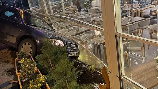 Kontrolden çıkan otomobil kafeteryaya girdi: Saniyelerle kurtuldular