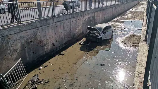 Kontrolden çıkan otomobil kanala uçtu
