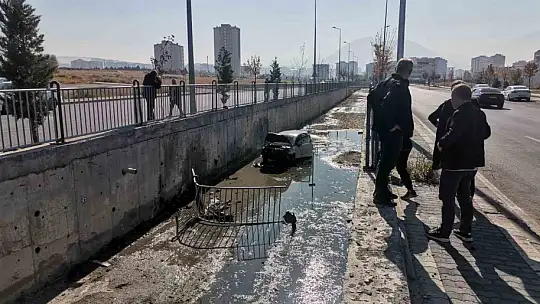 Kontrolden çıkan otomobil kanala uçtu