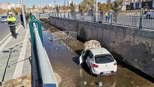 Kontrolden çıkan otomobil kanala uçtu