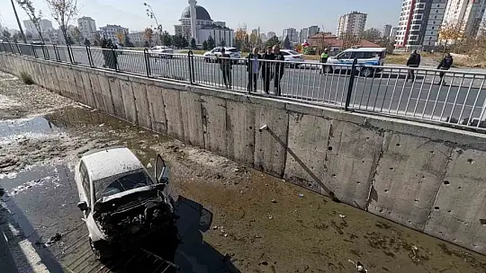 Kontrolden çıkan otomobil kanala uçtu