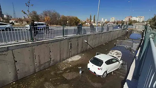 Kontrolden çıkan otomobil kanala uçtu