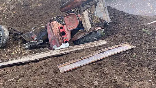 Kontrolden çıkan traktör şarampole yuvarlandı